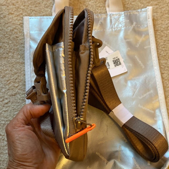 Lululemon crossbody NEW - Picture 5 of 6